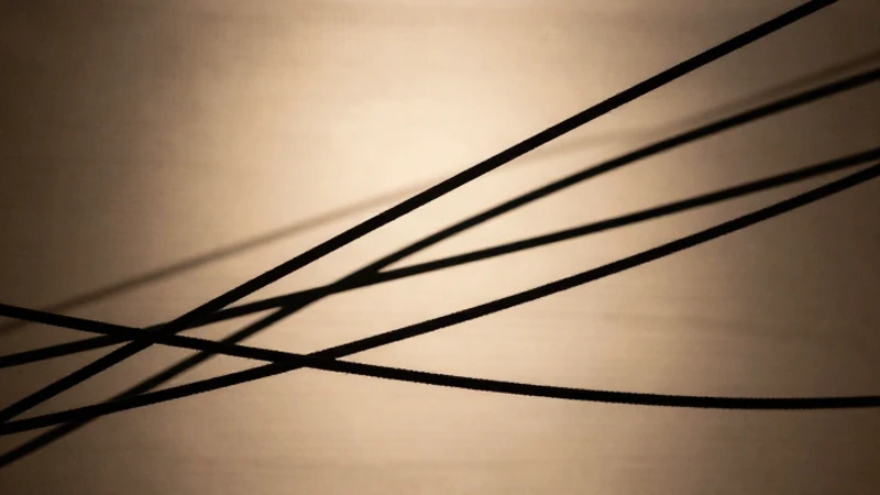 Silueta abstracta con luz dramática y líneas
