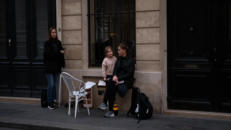 Familia obrera en calle parisina, claroscuro