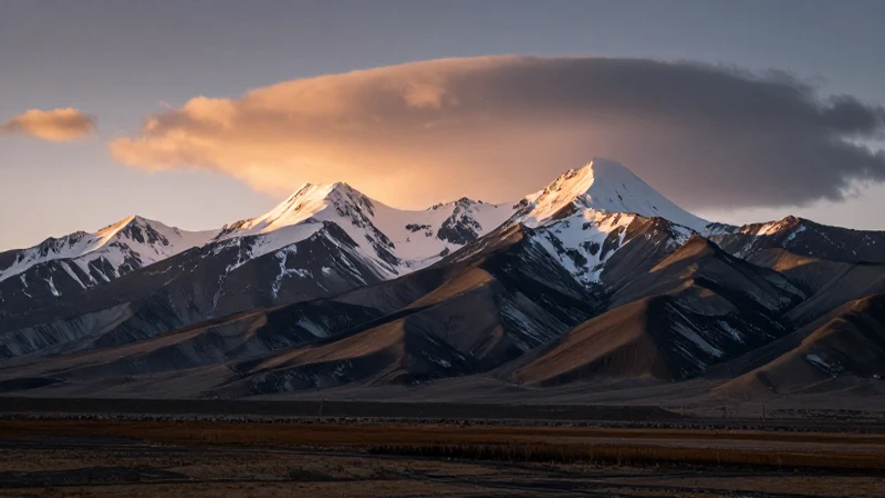 Paisaje nevado, volcánico y dorado al amanecer