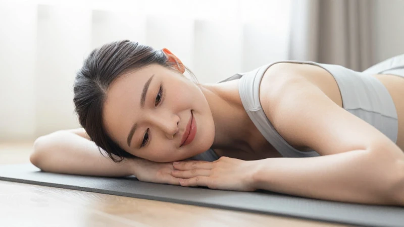 Mapa mental de hábitos saludables: guía para una vida sana 11 Mujer sonriente, yoga y luz tranquila
