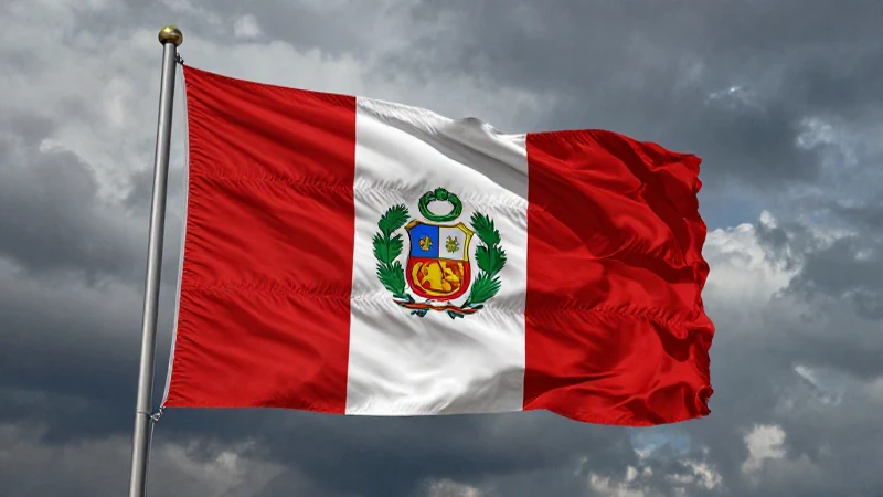Cuál es el significado de los símbolos patrios del Perú 3 Bandera peruana ondea bajo cielo nublado