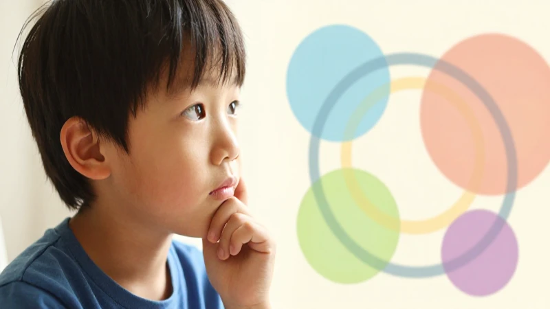 Niño contempla círculos brillantes conectados