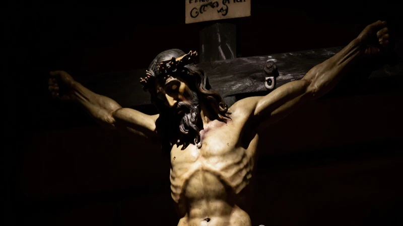 Mapas conceptuales de la Cuaresma y mapa de Semana Santa 7 Cristo crucificado en sombra dramática