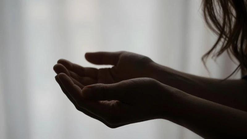 Silueta femenina sostenida con empatía