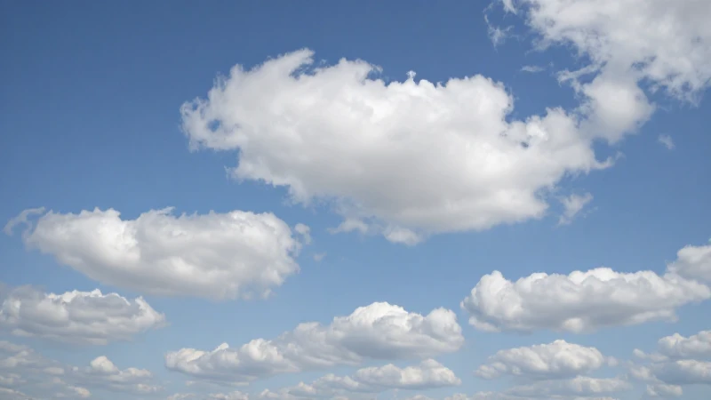 Cielo azul con nubes suaves y luz diurna