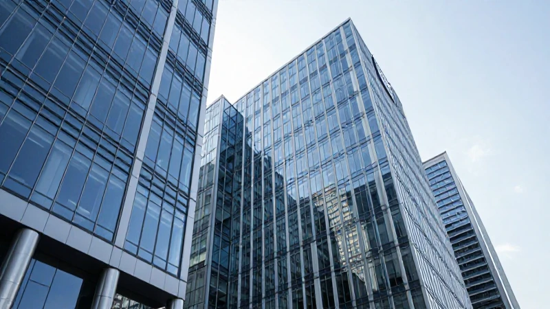 Cuál es la estructura organizativa y jerárquica del Banco BCP 8 Banco moderno, arquitectura de vidrio e iluminación impactante