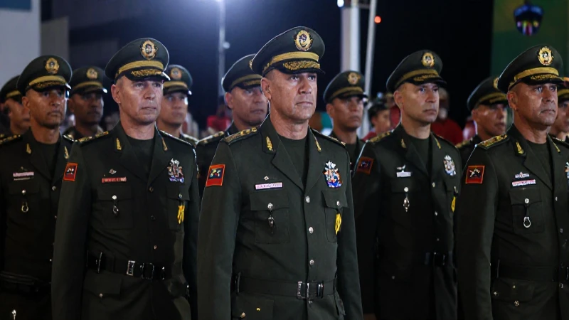 Cuáles son las funciones clave del organigrama de la FANB 3 Oficiales venezolanos bajo potente luz dramática