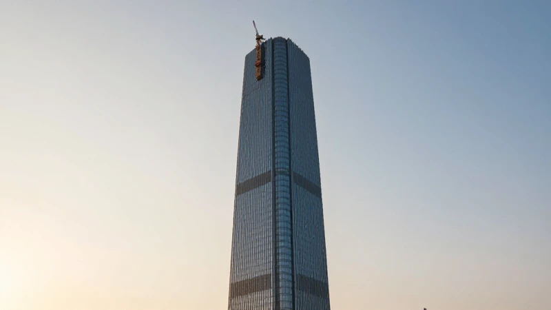 Rascacielos moderno al atardecer, silueta constructora