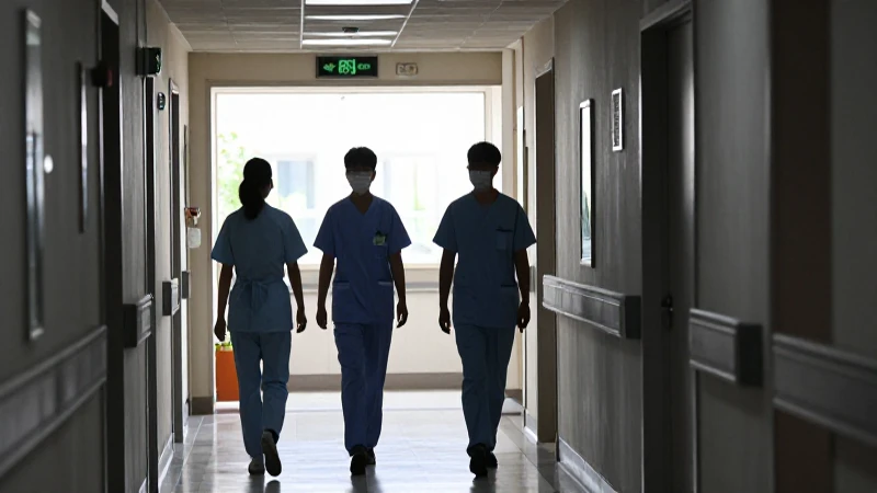 Pasillo hospitalario con siluetas difusas