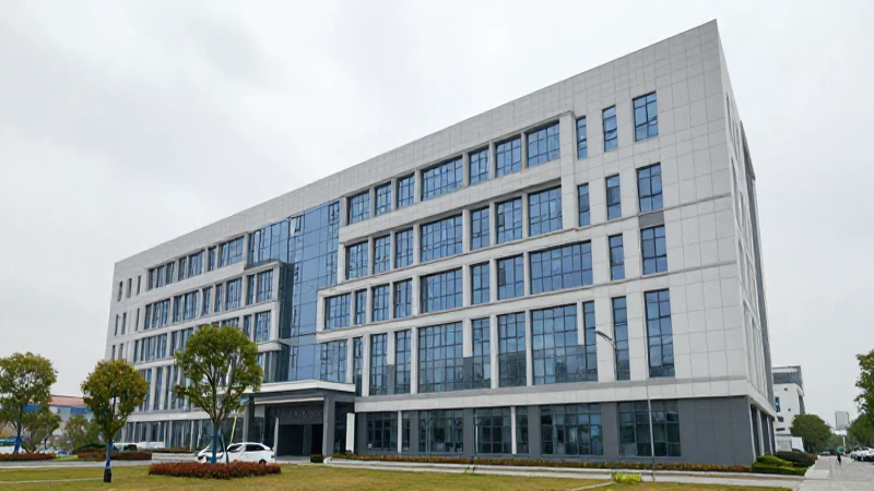 Cuál es la estructura del organigrama del hospital de León 3 Edificio hospitalario moderno bajo luz suave