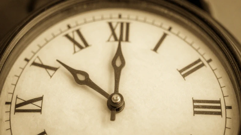 Origen de la Victimología: Línea de Tiempo y su Evolución 3 Reloj antiguo en pergamino sepia suave