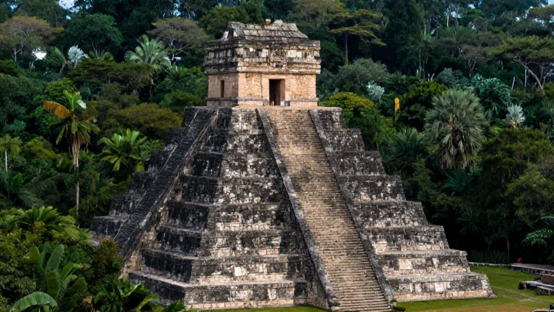Línea de Tiempo del Periodo Preclásico, Clásico y Posclásico 5 Pirámide maya en selva, luz cinematográfica