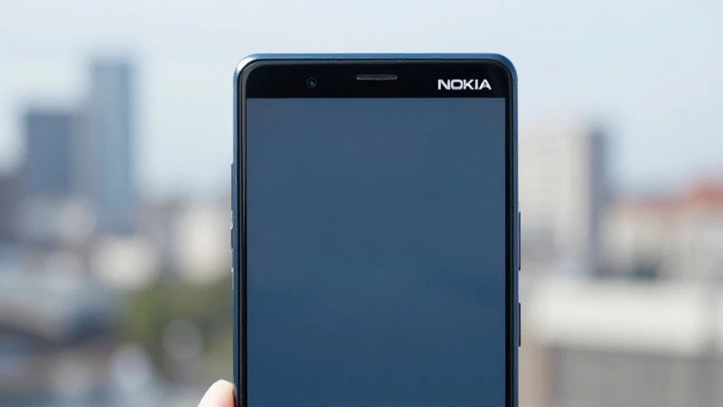 Smartphone Nokia cerca de un paisaje urbano borroso