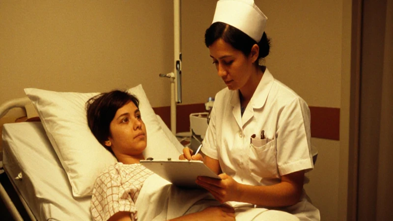 Cuáles son las etapas clave del proceso enfermero 5 Enfermera anota; paciente en cama, nostálgico