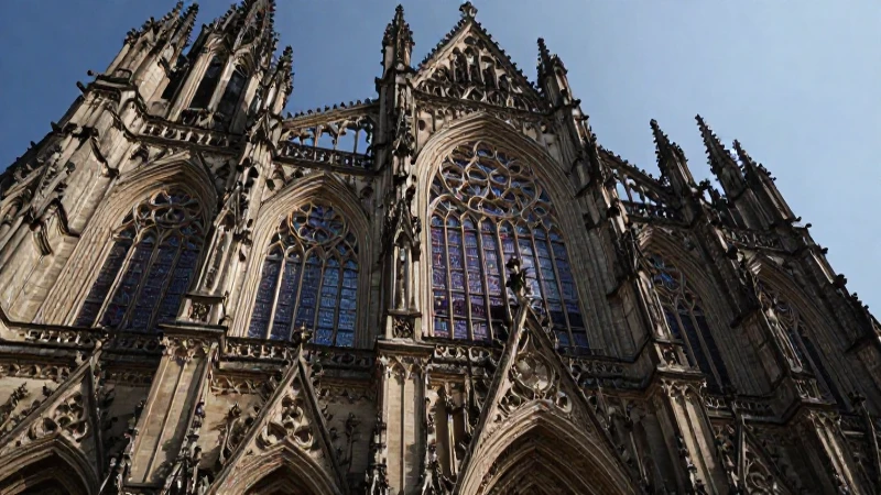 Línea del tiempo del arte gótico: Explorando su Evolución 4 Catedral gótica, vitrales detallados e iluminación dramática