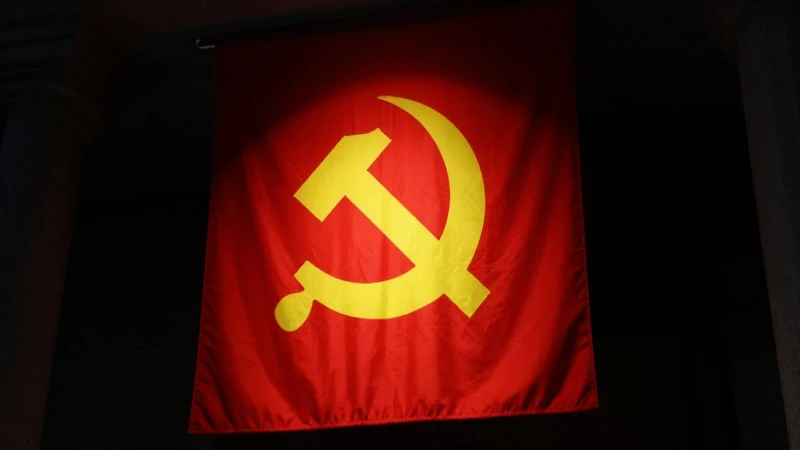 El Esquema de la Revolución Rusa: La Lucha por el Poder y la Transformación de Rusia 5 Bandera roja con hoz y martillo dramáticos