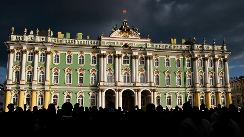 El Esquema de la Revolución Rusa: La Lucha por el Poder y la Transformación de Rusia 3 Palacio zarista, multitud protestando, contraste dramático