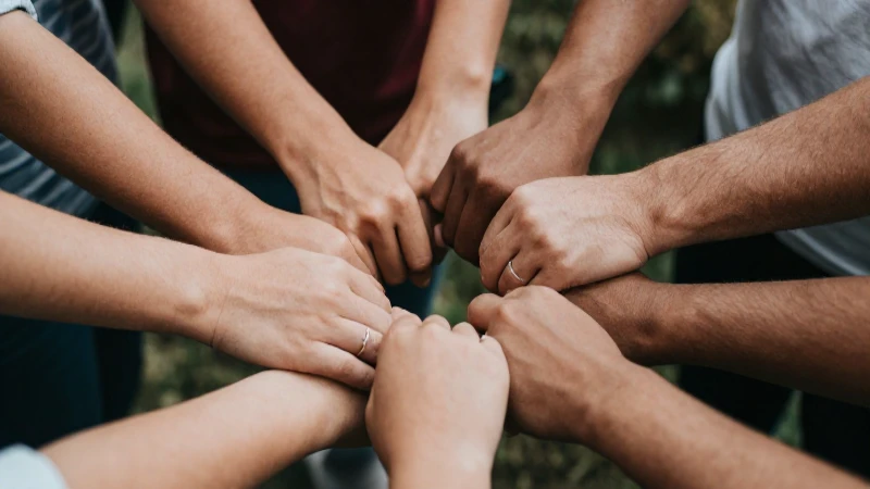 Manos entrelazadas, cálido y suave retrato diverso