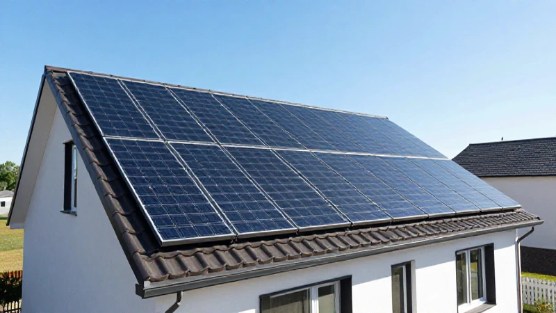Casa moderna con paneles solares al sol