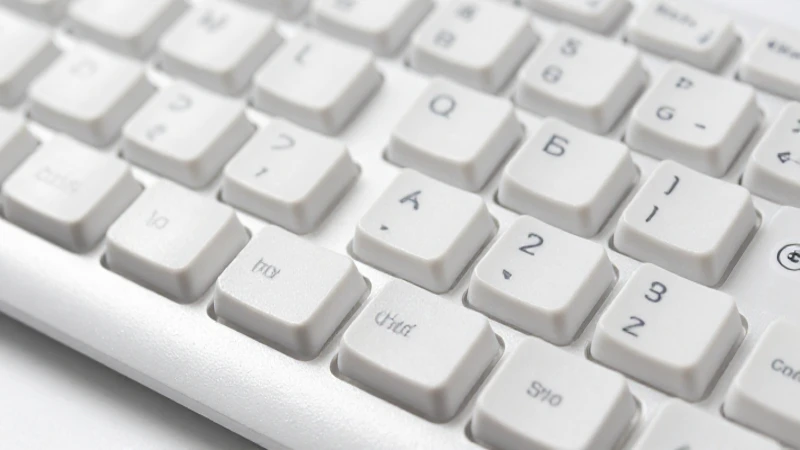 Teclado en primer plano con luz brillante