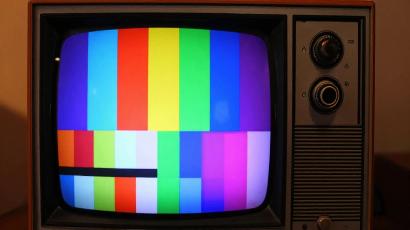 Televisión antigua con luz cálida y nítida