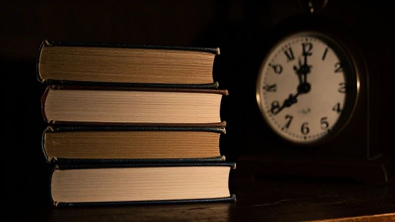Estudio antiguo, libros, reloj, iluminación dramática