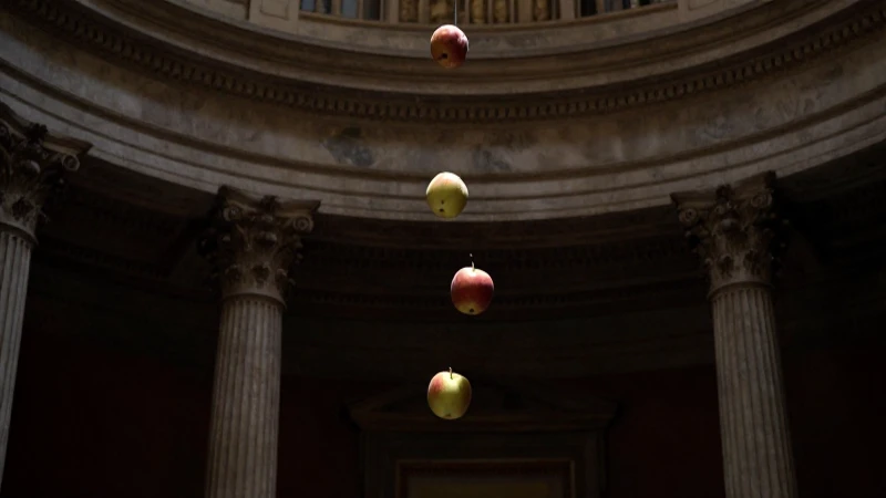Galileo observa manzanas en un observatorio