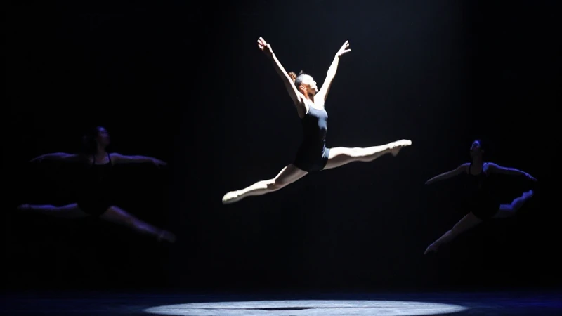 Bailarina levita dramáticamente bajo el foco