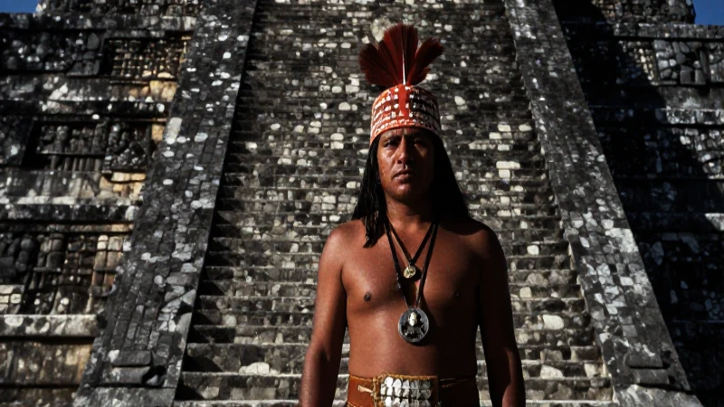 Guerrero purépecha frente a pirámide antigua