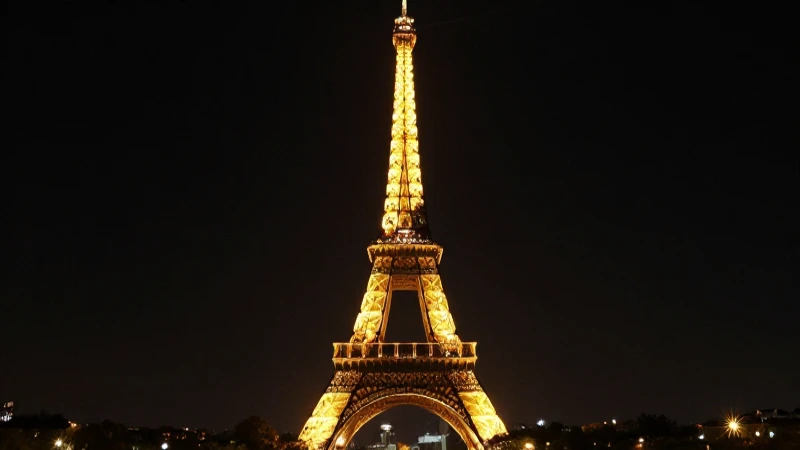 Sabes la historia de la Torre Eiffel en una línea del tiempo 7 La Torre Eiffel simboliza París y romance