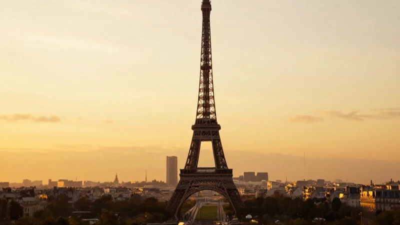 Sabes la historia de la Torre Eiffel en una línea del tiempo 10 Silueta Eiffel, París, luz dorada ilustrada