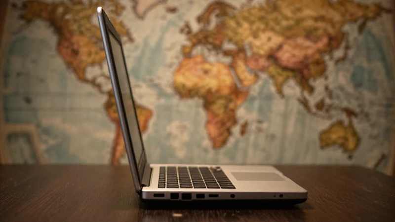 Laptop antigua con mapa y luz cinematográfica