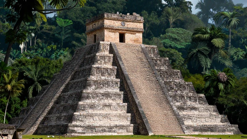 Piramide maya se destaca en la selva