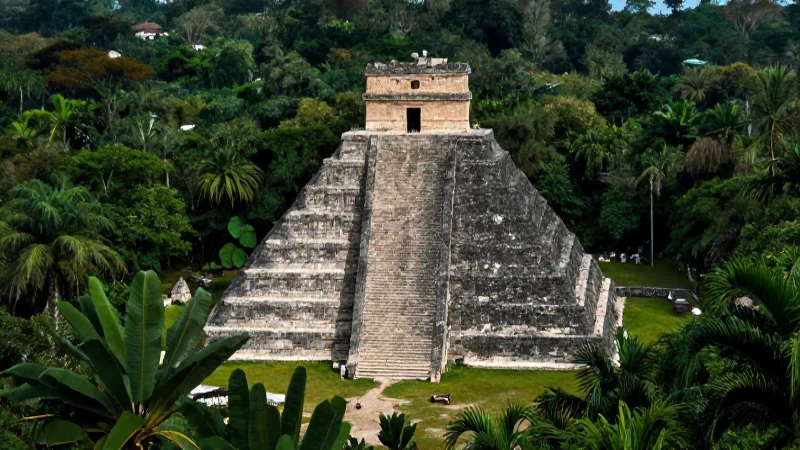 Pirámide maya, selva exuberante, luz cinematográfica