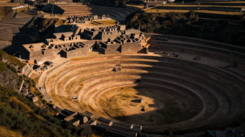 Dónde se ubica la Cultura Wari y cuáles son sus rasgos 3 Ruinas peruanas antiguas bajo luz cálida