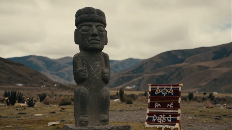 Dónde se ubica la Cultura Wari y cuáles son sus rasgos 8 Figura andina antigua bajo luz suave